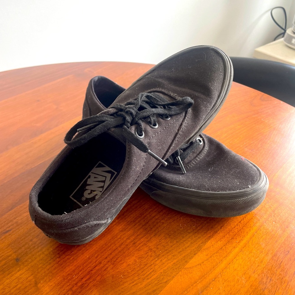 Vans classic black shoe - size 8
